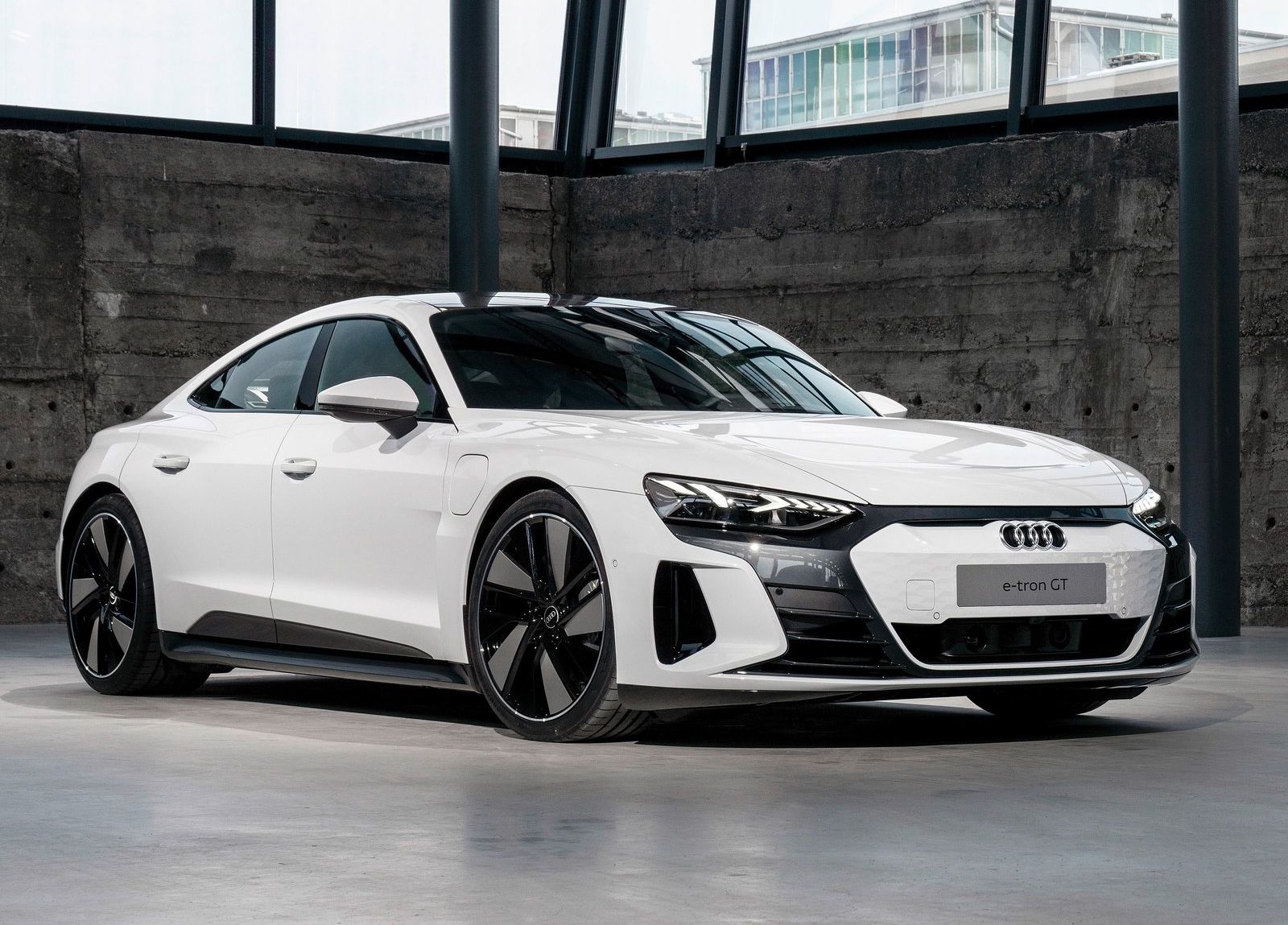 Read more about the article Audi e-tron GT quattro