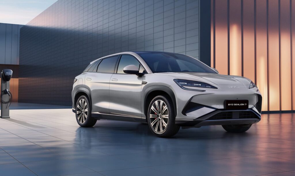 BYD Sealion 7 Electric Cars Technical Specs Full-electric BYD Sealion 7 Electric Exterior EV_Database Battery Real-Range Charging Dimensions Weight Gallery
